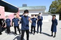 カメラにアピールするデレク。