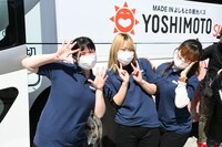 ポーズをとる（左から）シェメイシン、なんじゃもんじゃるか、ちかこ先生。