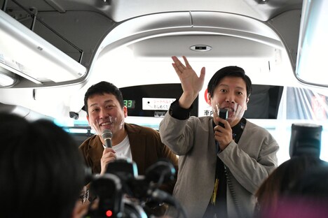 車内をおるおるモノマネで盛り上げる藤崎マーケット。