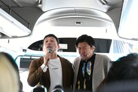 ツアーバス内で“限界”を迎えた人のおるおるモノマネを披露する藤崎マーケット。