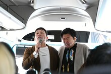 ツアーバス内で“限界”を迎えた人のおるおるモノマネを披露する藤崎マーケット。