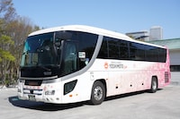 「YOSHIMOTO SUN」のロゴ入りバス。（写真：吉本興業提供）