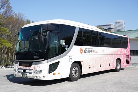 「YOSHIMOTO SUN」のロゴ入りバス。（写真：吉本興業提供）