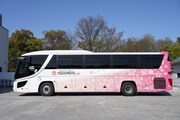 「YOSHIMOTO SUN」のロゴ入りバス。（写真：吉本興業提供）