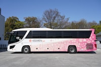 「YOSHIMOTO SUN」のロゴ入りバス。（写真：吉本興業提供）