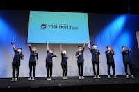 会見に登場した芸人バスガイド8名。（写真：吉本興業提供）