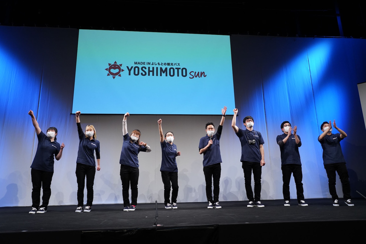 会見に登場した芸人バスガイド8名。（写真：吉本興業提供）