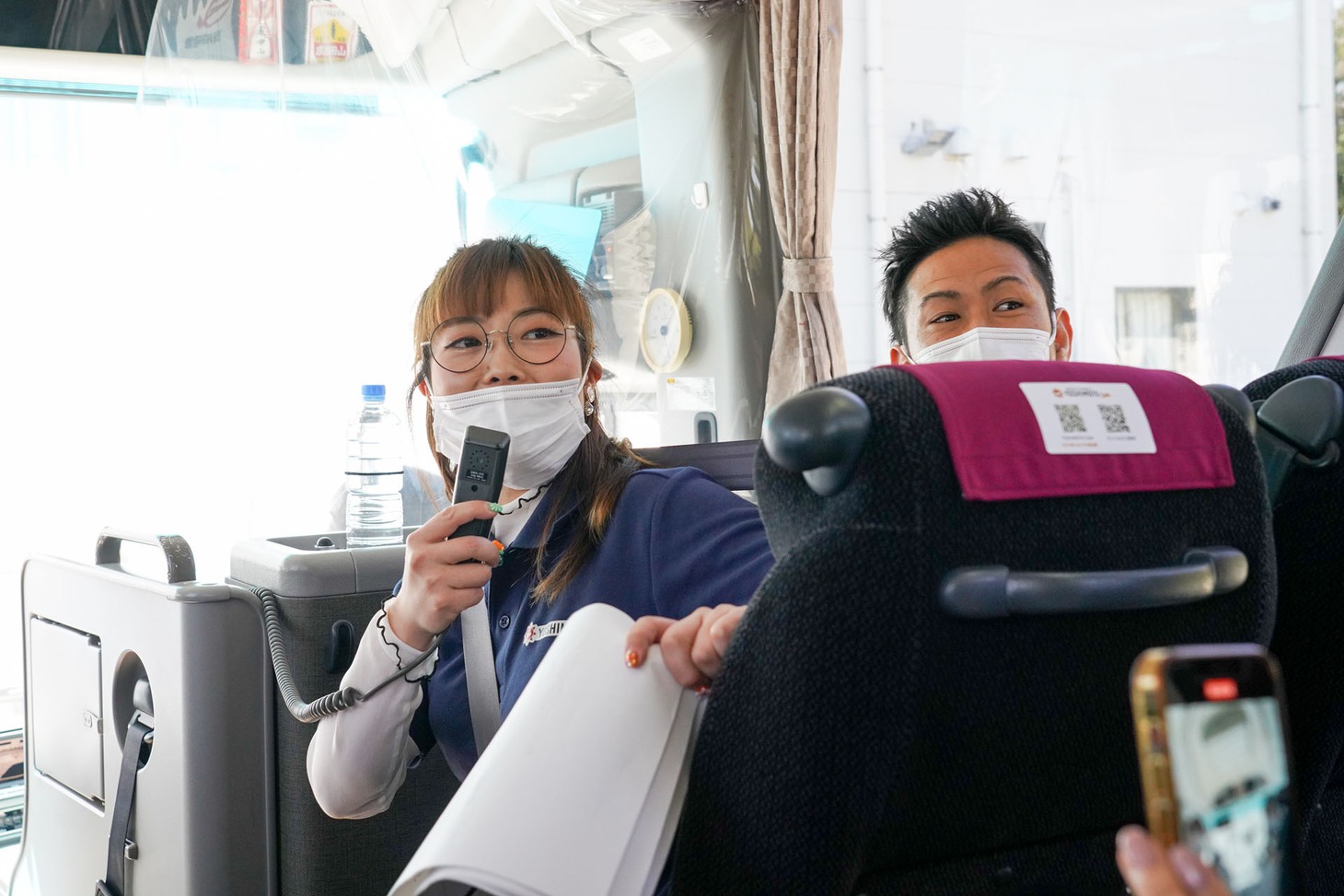 ガイドをするちかこ先生（左）。（写真：吉本興業提供）