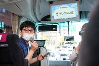 クイズを出すデレク。（写真：吉本興業提供）