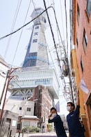 途中でバスを降り、通天閣付近を散策。（写真：吉本興業提供）