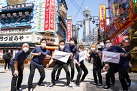 新世界にて、左から桂三扇、笠川拓夢、福人、桂小留、ちかこ先生、なんじゃもんじゃるか、シェメイシン、デレク。（写真：吉本興業提供）