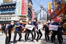 新世界にて、左から桂三扇、笠川拓夢、福人、桂小留、ちかこ先生、なんじゃもんじゃるか、シェメイシン、デレク。（写真：吉本興業提供）