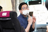 ガイドをする桂小留。（写真：吉本興業提供）