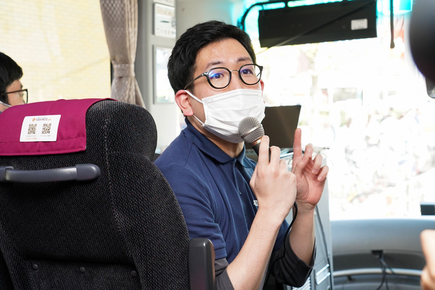 ガイドをする桂小留。（写真：吉本興業提供）