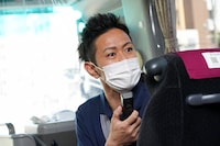 ガイドをする福人。（写真：吉本興業提供）