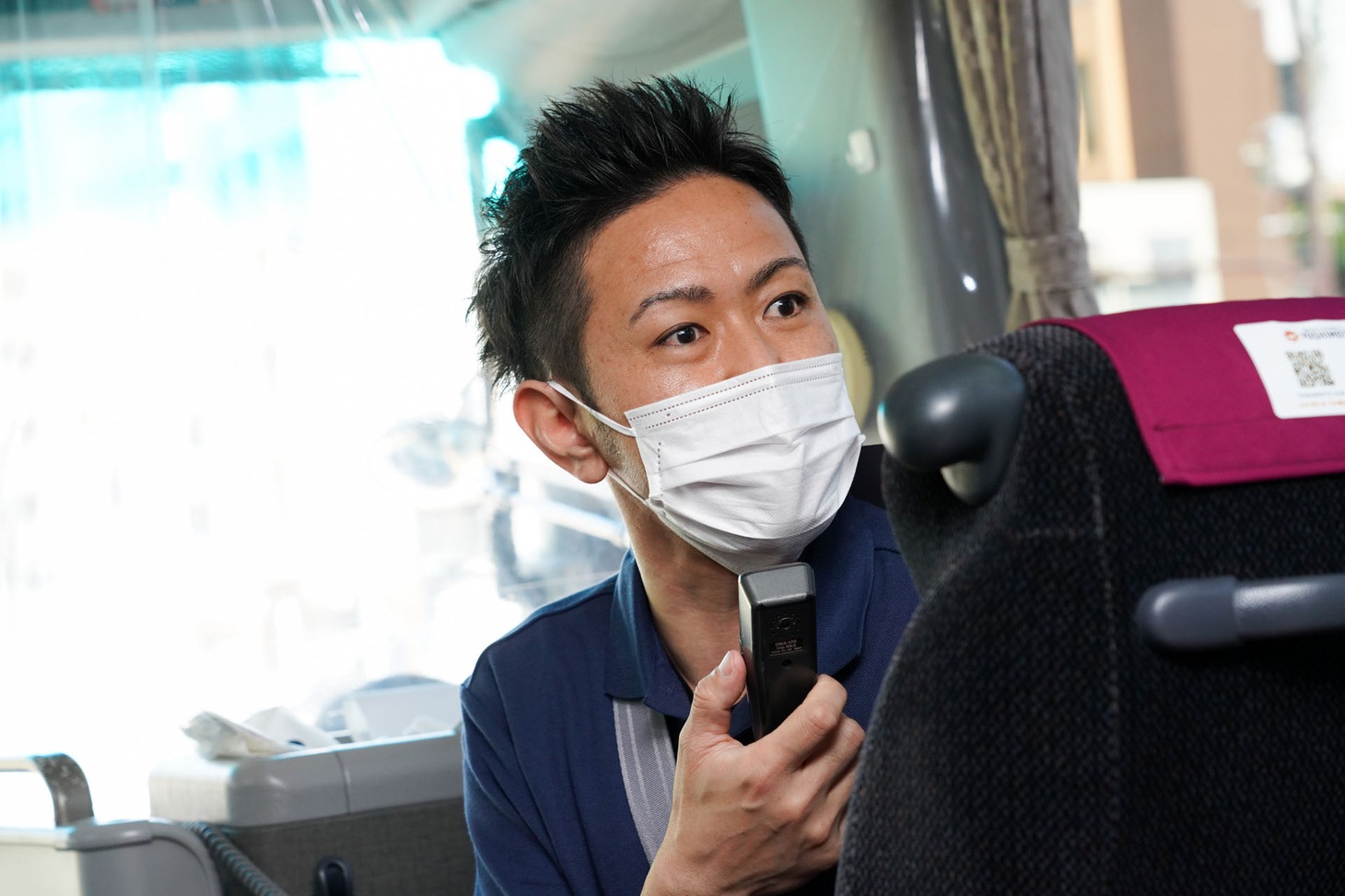 ガイドをする福人。（写真：吉本興業提供）