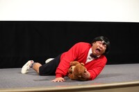 泣き叫ぶ演技を披露する上杉みち。