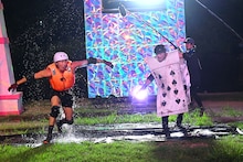 挑戦者を追いかける安田大サーカス・クロちゃん。