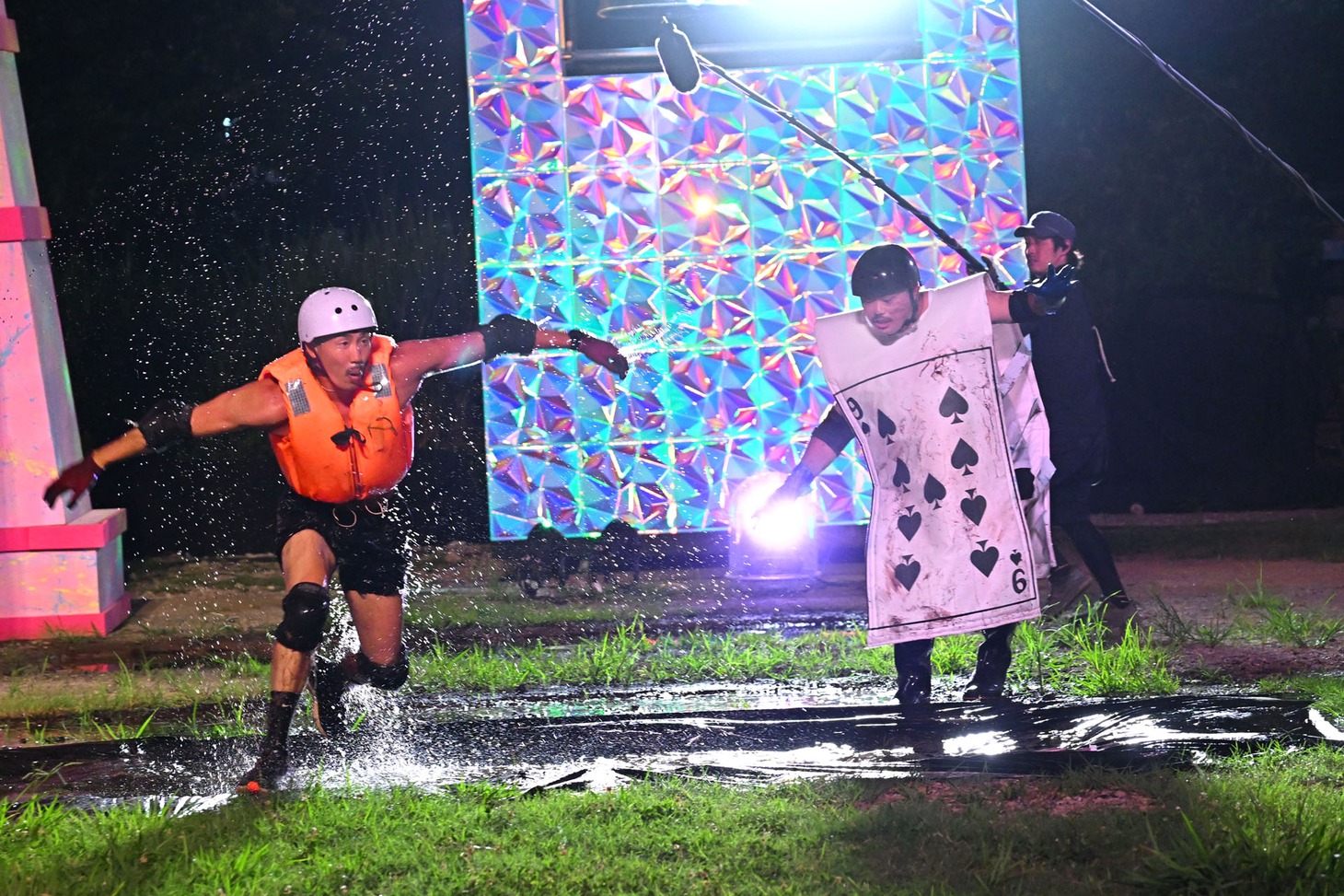 挑戦者を追いかける安田大サーカス・クロちゃん。
