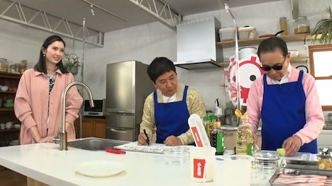 左から、市川紗椰、爆笑問題・田中、タモリ。(c)テレビ朝日