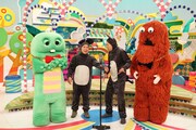 漫才をする（左から）ガチャピン、爆チュー問題（爆笑問題）、ムック。(c)ガチャムク