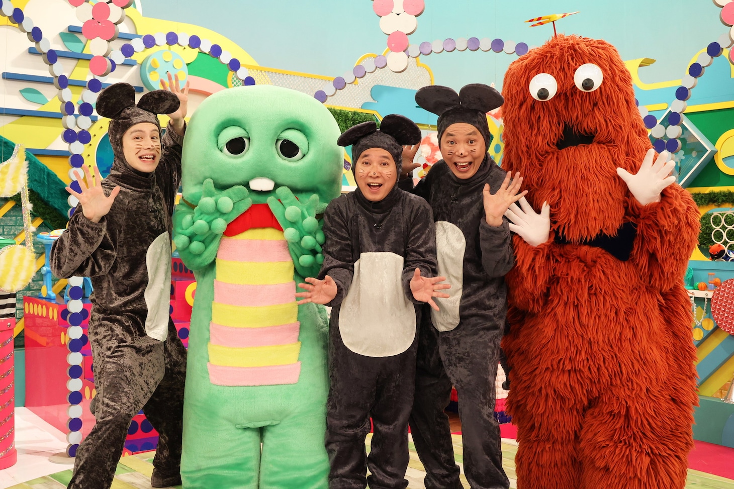左から、ウェンチュ（ウエンツ瑛士）、ガチャピン、爆チュー問題（爆笑問題）、ムック。(c)ガチャムク