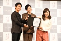 「ルクセア美顔器1日PR大使」の委嘱状を受け取ったコットンと、坂本一樹社長（左）。