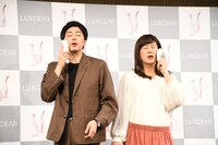 美顔器を体験するコットン。