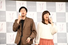 美顔器を体験するコットン。