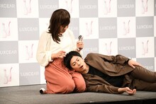 うっかり別の女の名前を言ってしまう男（コットン西村）。