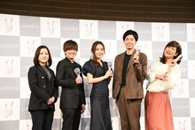 左からルクセア広報担当の坂内真友氏、CM出演が決定した川瀬翔、南美沙と、PR大使のコットン。