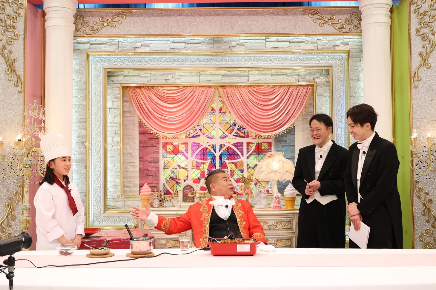 料理企画に出演する出川哲朗（中央）、アインシュタイン（右）。(c)フジテレビ