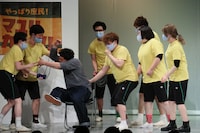 ロングコートダディ兎が引っ張り出されてきた場面。