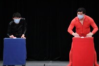 「ロングコートダディ王決定戦」に挑むロングコートダディ。