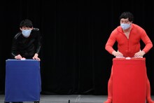 「ロングコートダディ王決定戦」に挑むロングコートダディ。