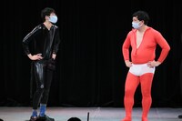 言い争いするロングコートダディ。