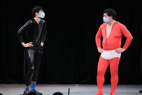 言い争いするロングコートダディ。