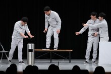 ロングコートダディとうただのユニットコントの様子。