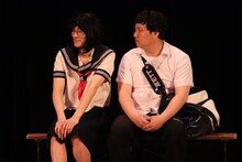 人気投票23位のコントを披露したロングコートダディ。