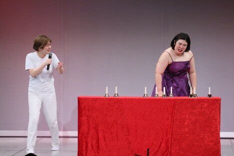 ハンドベルに挑戦する紅しょうが・熊元プロレス（右）。