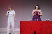 ハンドベルに挑戦する紅しょうが・熊元プロレス（右）。