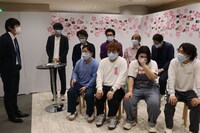 卒業メンバーにエールを送る武林支配人（左）。