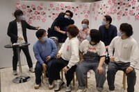 リアルタイム視聴者が2500人を超え、マユリカ阪本と抱き合って喜ぶニッポンの社長・辻。