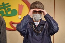 懐かしげに客席を見渡すおぎやはぎ小木。