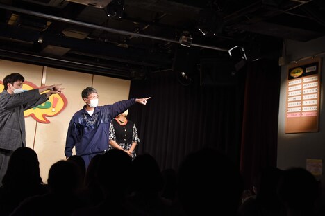 壁に貼ってある香盤表を懐かしがる審査員たち。