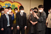 賞金を受け取るバローズ。