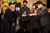 賞金を受け取るバローズ。