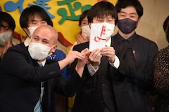 人力舎の若手No.1決める「バカ爆杯」でバローズ優勝、審査員の小木らは昔を懐かしむ