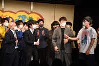 バローズを激励するおぎやはぎ小木（右）。