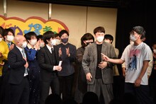 バローズを激励するおぎやはぎ小木（右）。